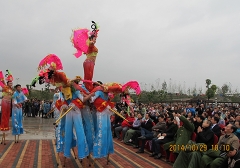 2014年海城高蹺參加中國(guó)蚌埠花鼓燈藝術(shù)節(jié)演出